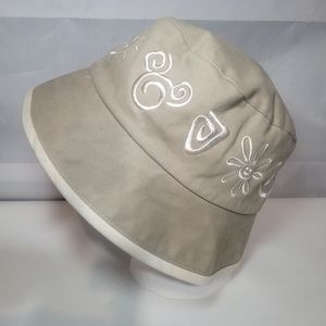 WALT DISNEY Cream/White Bucket Hat Embroidered with various designs